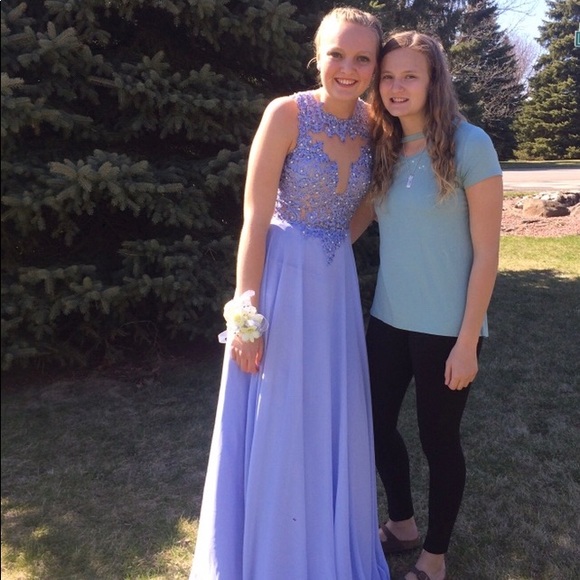 selling prom dresses